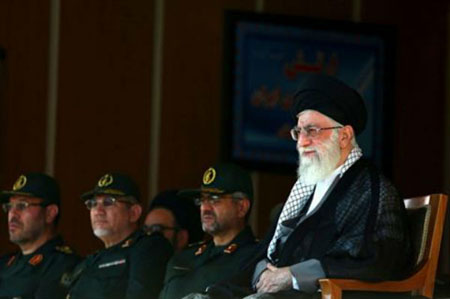 Đại giáo chủ Ayatollah Ali Khamenei (phải) tại lễ tốt nghiệp một khóa huấn luyện sĩ quan hôm 5/10.